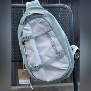 NWT Patagonia Atom Sling 8L in Crisp Grey